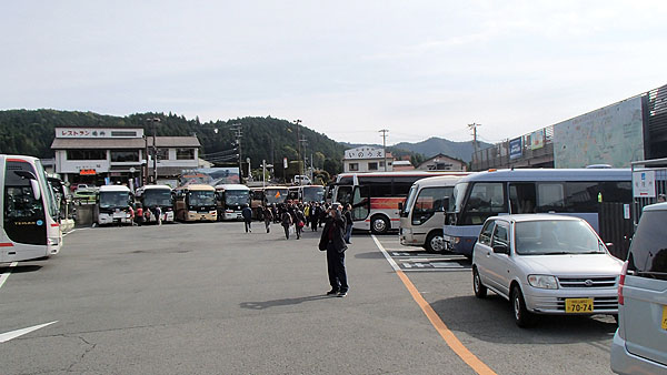 大型観光バスで埋め尽くされた駐車場